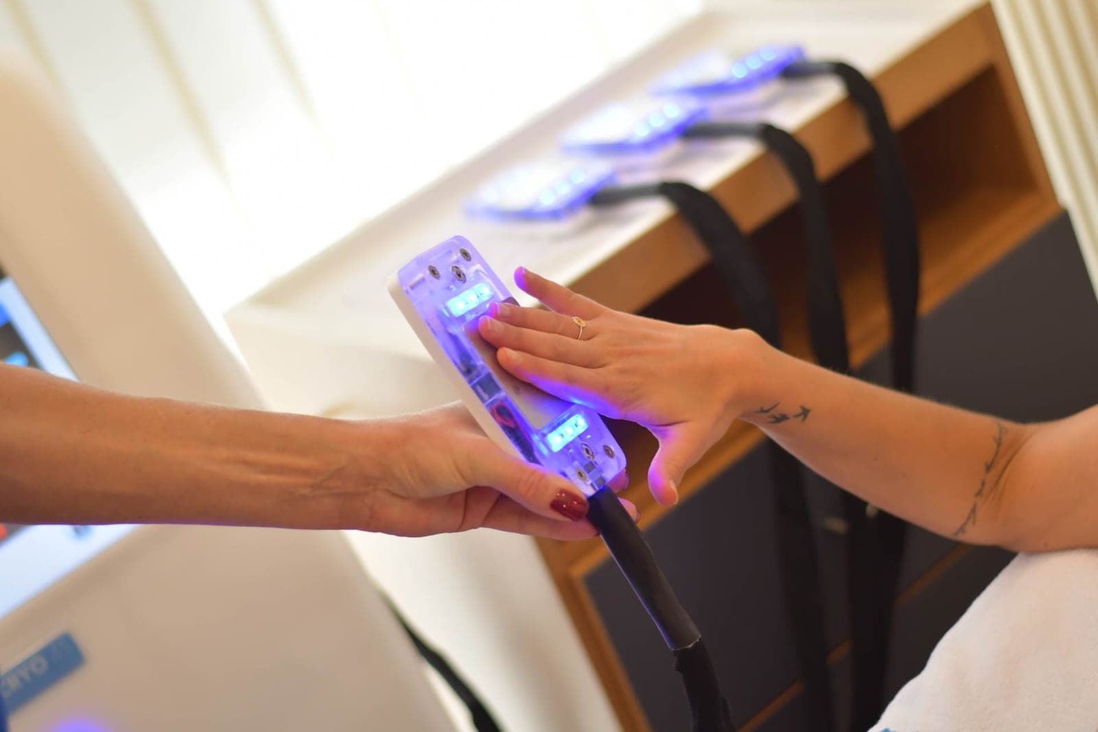 Cryo4s-Applikatoren werden angelegt im Members Club – Sonnenstudio & Solarium in Hamburg
