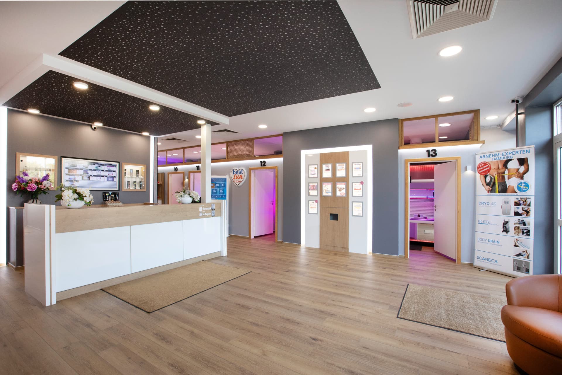 Studio Jenfeld – Empfangsbereich mit Sonnenkabinen im Members Club – Sonnenstudio & Solarium in Hamburg
