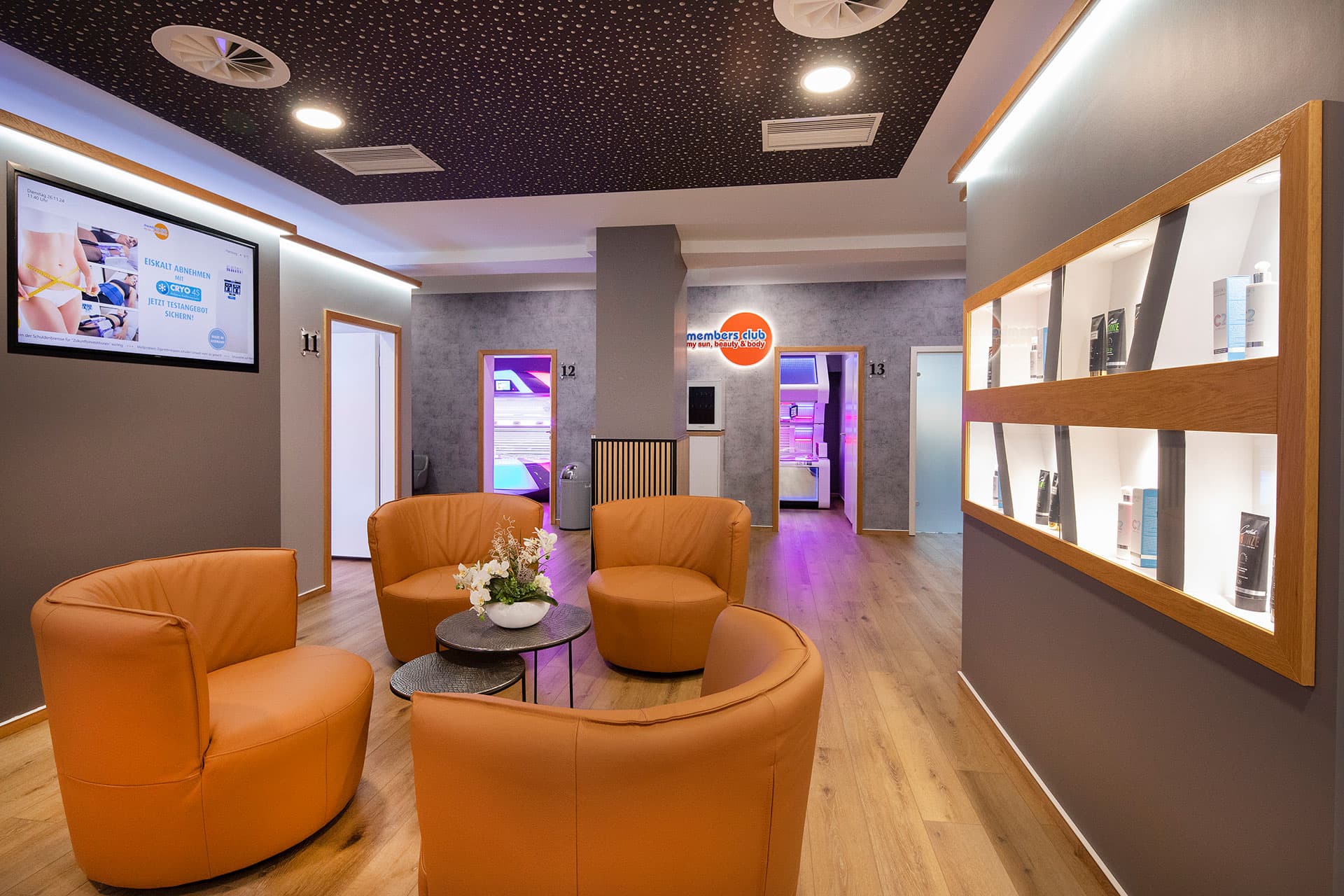 Empfangsbereich mit entspannter Atmosphäre im Members Club – Sonnenstudio & Solarium in Hamburg Empfangsbereich mit entspannter Atmosphäre im Members Club – Sonnenstudio & Solarium in Hamburg